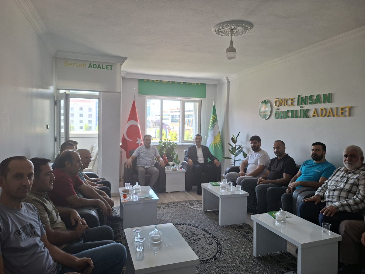 HudaParBingol's tweet photo. Akademisyen Dr. İbrahim Dağılma, Üye ve gönüllülerimiz il başkanlığımıza yeni seçilen Recep Butaku ve il yönetimine hayırlı olsun ziyaretinde bulundu.

Nazik ziyaretleri için Dr. Dağılma, üye ve gönüllülerimize teşekkür ederiz. https://t.co/n4xz0YcChY