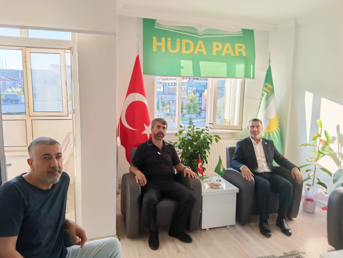 HudaParBingol's tweet photo. Akademisyen Dr. İbrahim Dağılma, Üye ve gönüllülerimiz il başkanlığımıza yeni seçilen Recep Butaku ve il yönetimine hayırlı olsun ziyaretinde bulundu.

Nazik ziyaretleri için Dr. Dağılma, üye ve gönüllülerimize teşekkür ederiz. https://t.co/n4xz0YcChY