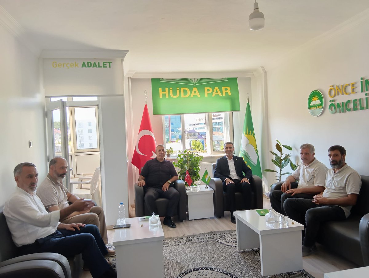 HudaParBingol's tweet photo. Akademisyen Dr. İbrahim Dağılma, Üye ve gönüllülerimiz il başkanlığımıza yeni seçilen Recep Butaku ve il yönetimine hayırlı olsun ziyaretinde bulundu.

Nazik ziyaretleri için Dr. Dağılma, üye ve gönüllülerimize teşekkür ederiz. https://t.co/n4xz0YcChY