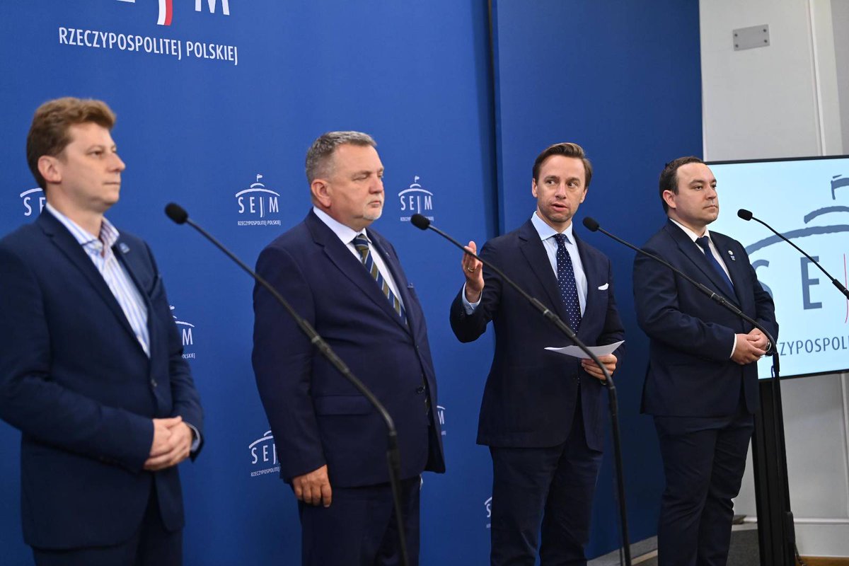 krzysztofbosak's tweet photo. Polski historyk IPN, dr Michał Siekierka, jedzie na Ukrainę na pogrzeb polskich ofiar ludobójstwa na Wołyniu i dopiero na granicy dowiaduje się, że ukraińskie służby objęły go zakazem wjazdu.

Dziś zorganizowaliśmy w Sejmie w tej sprawie konferencję prasową.
Oczekujemy wyjaśnień ze strony ukraińskiej i stanowczej reakcji polskiego państwa.