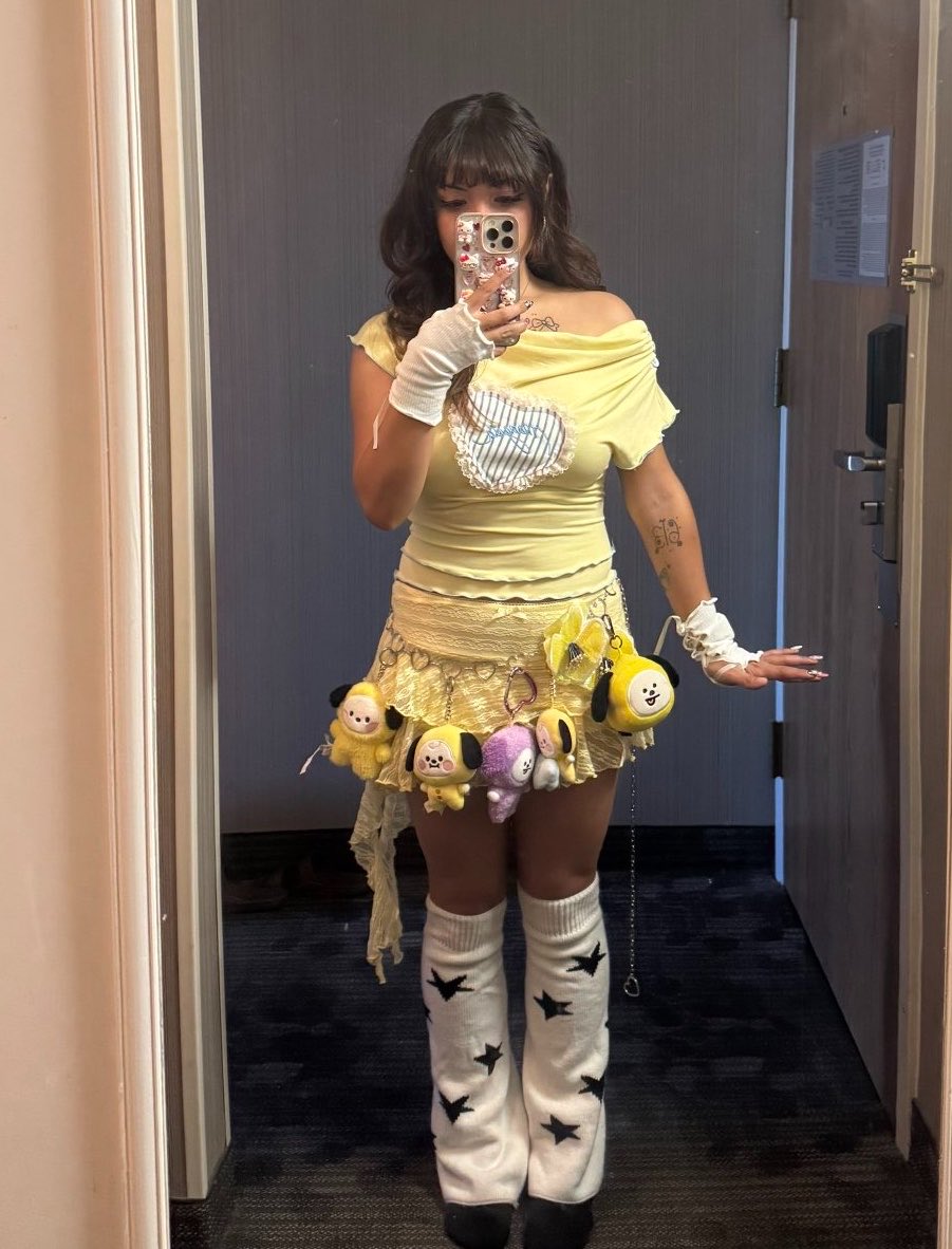 JiminLatinoFB's tweet photo. Jimin le dijo: “Lindo” 😱💛 al traje de esta hermosa Jimin Biased, mientras caminaba en el escenario.

Ella fue al concierto adornada de amarillo y con Chimmys en su falda 😭 me encanta como el siempre se asegura de que sepamos que nos encuentra adorables. El ama las muestras de cariño