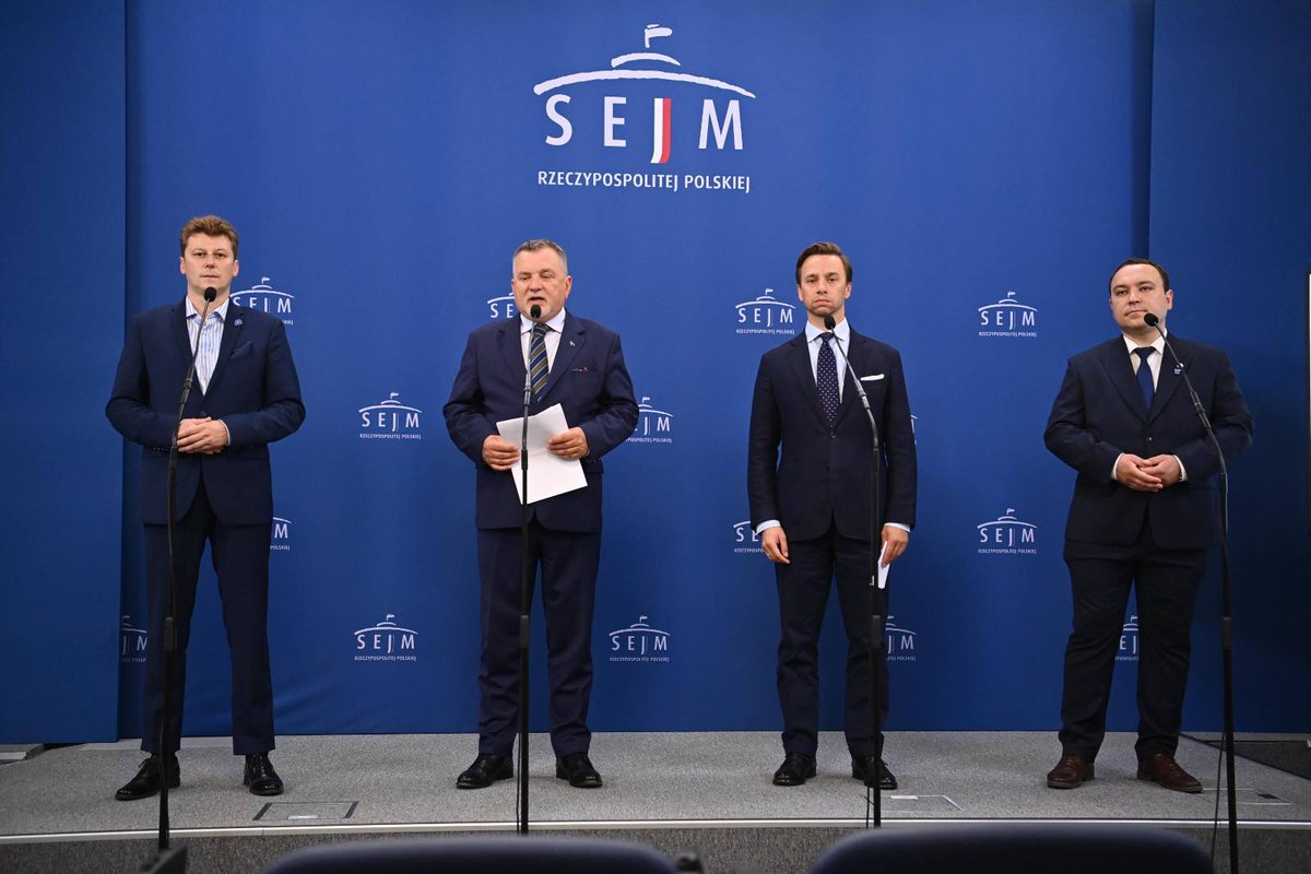 krzysztofbosak's tweet photo. Polski historyk IPN, dr Michał Siekierka, jedzie na Ukrainę na pogrzeb polskich ofiar ludobójstwa na Wołyniu i dopiero na granicy dowiaduje się, że ukraińskie służby objęły go zakazem wjazdu.

Dziś zorganizowaliśmy w Sejmie w tej sprawie konferencję prasową.
Oczekujemy wyjaśnień ze strony ukraińskiej i stanowczej reakcji polskiego państwa.