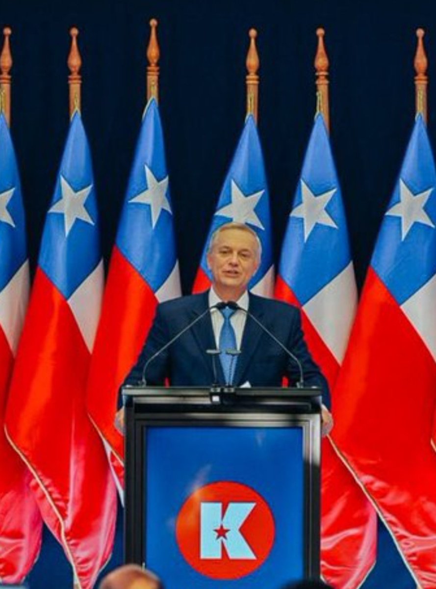 Icarus3012's tweet photo. De que te sirven tantas Banderas Chilenas, si a la hora de defender tu país, te escondes, huyes y te cagas encima?
Kast, eres un COBARDE. https://t.co/aF1PAMn8Mf