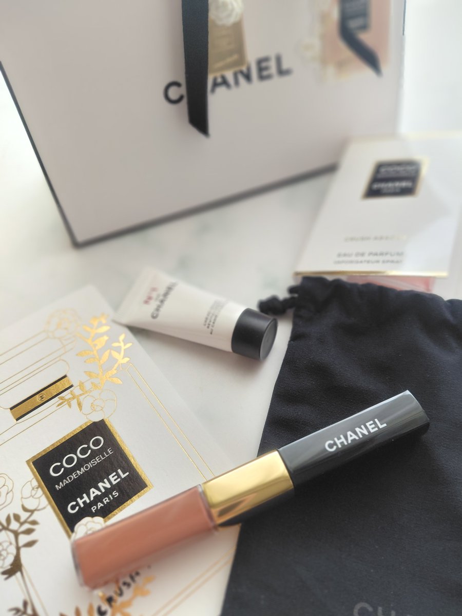 chocolat0333's tweet photo. カメリアとココマドモアゼルのチャーム可愛いな♡

#chanel https://t.co/QkniN6hkYs