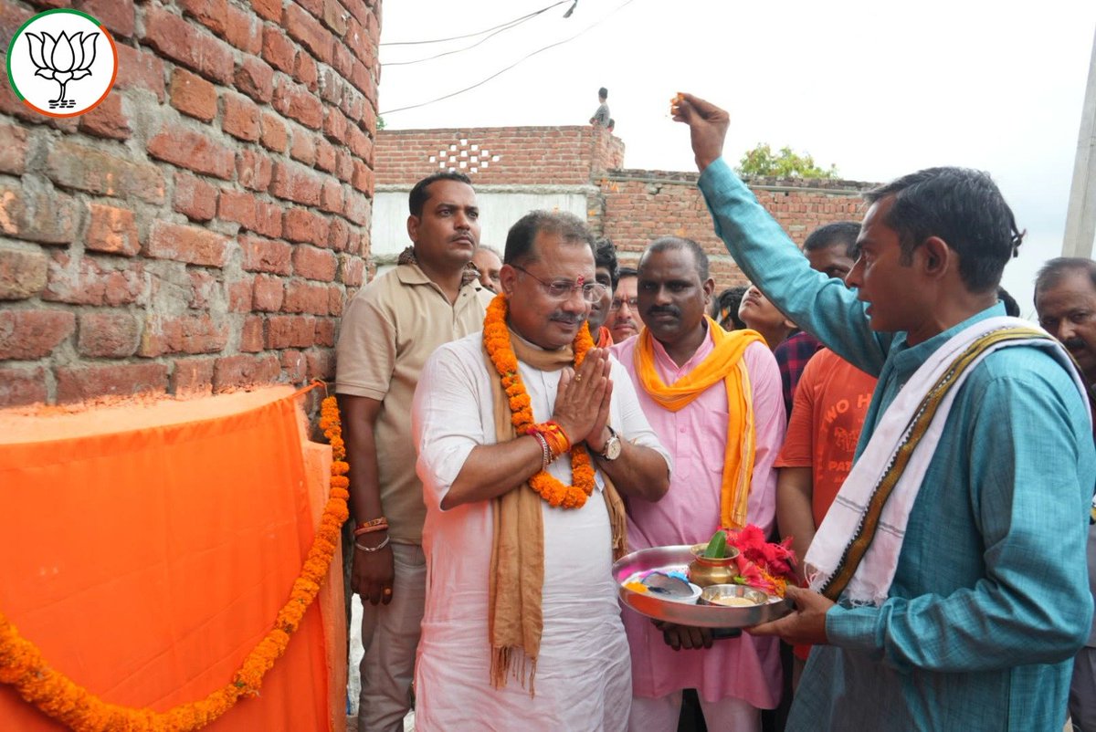 PNPathakBJP's tweet photo. आज अपने विधानसभा क्षेत्र कुशीनगर के ग्राम सभा परसौना खुर्द में अपने विधायक निधि से निर्मित सीसी सड़क का लोकार्पण कर  क्षेत्र की देवतुल्य जनता को समर्पित किया।

यह सड़क क्षेत्रवासियों के आवागमन को सुगम बनाने के साथ-साथ गांव के विकास को नई गति प्रदान करेगी।

#apanakushinagar https://t.co/KqcEJk6y3m