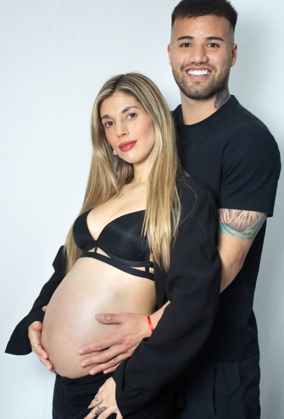 mdzol's tweet photo. El "Chelo" Weigandt posó junto a su novia Nayla Rosica, que está embarazada de siete meses, y con quien sale desde hace nueve meses. https://t.co/JuKFzPf7hK