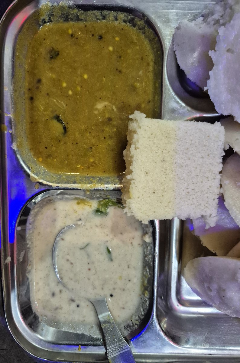 SandipSharmaEng's tweet photo. NEET की तैयारी कर रहे होनहार बेटे से मिलने एक दिन मां बाप उसके हॉस्टल पहुंचे

तो वहां का खाना देख उनके होश उड़ गए

गरीब माँ बाप दिन-रात मेहनत करके अपने बेटे को अच्छी पढ़ाई के लिए हॉस्टल भेजते हैं और

खाने-पीने के लिए हर महीने ₹15000 तक इसलिए देते हैं ताकि बच्चा वहां ठीक से स्वस्थ रह सके

लेकिन सोचिये जिन माता-पिता की अपनी जरूरतें पूरी करना मुश्किल हो वो 

अपने बच्चे के भविष्य के लिए रुपये जोड़कर भेज रहे हैं और

बदले में बच्चों को ऐसा खाना मिल रहा हो तो उन पर क्या गुजरेगी

यदि कोई प्राइवेट हॉस्टल खाने के नाम पर ₹15000 से ₹17000 महीने लेता हो तो 

कम से कम खाना साफ-सुथरा पौष्टिक और खाने योग्य तो होना ही चाहिए

बच्चों के स्वास्थ्य के साथ खिलवाड़ बिल्कुल नहीं होना चाहिए

ऐसे मामलों में हॉस्टल मैनेजर की उत्तरदायित्व हर हालत में तय होना चाहिए!