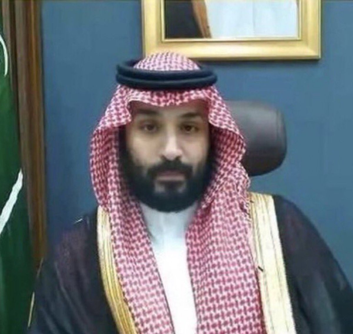 fm10m's tweet photo. بدأت السعودية تنفذ بنود إضافية أخرى في خارطة الطريق وذلك بتسليم تعز ثم المخأ أولا على أن تتبعهما مأرب لسلطات صنعاء الحوثىية.

المخأ كان الاتفاق بتسليمها أمر سهل واعطيت الموافقة فورا من السعودية و حزب الإصلاح , لأن الهدف هو تصفية وجود طارق عفاش الذي إلى الآن رغم محاولاته لإثبات ولائه للجنة الخاصة السعودية لم ينجح . 

 تعتقد السعودية أن بقايا نظام صالح لن يكون لهم مستقبل سياسي بالإضافة إلى إيمانهم بأن طارق عفاش ولاؤه مثبت للإمارات. 

حزب الإصلاح وافق على تسليم جبهاته ودعم بقوة تسليم المخأ للحوثيين و لا يمانع ايضا من تسليم مأرب  .

القيادات التي قد ترفض تسليم مواقعها وتدخل في صراع مع قوات أنصار الله تم إبلاغهم بإيقاف أي دعم لوجستي أو مادي و تسريحهم من كشوفات المعاشات التي تصرفها اللجنة الخاصة .

أعلنوا الصرخة  

السعودي حو_ثي و الحو_ثي سعودي .

#المخا #السعودية #محمد_بن_سلمان