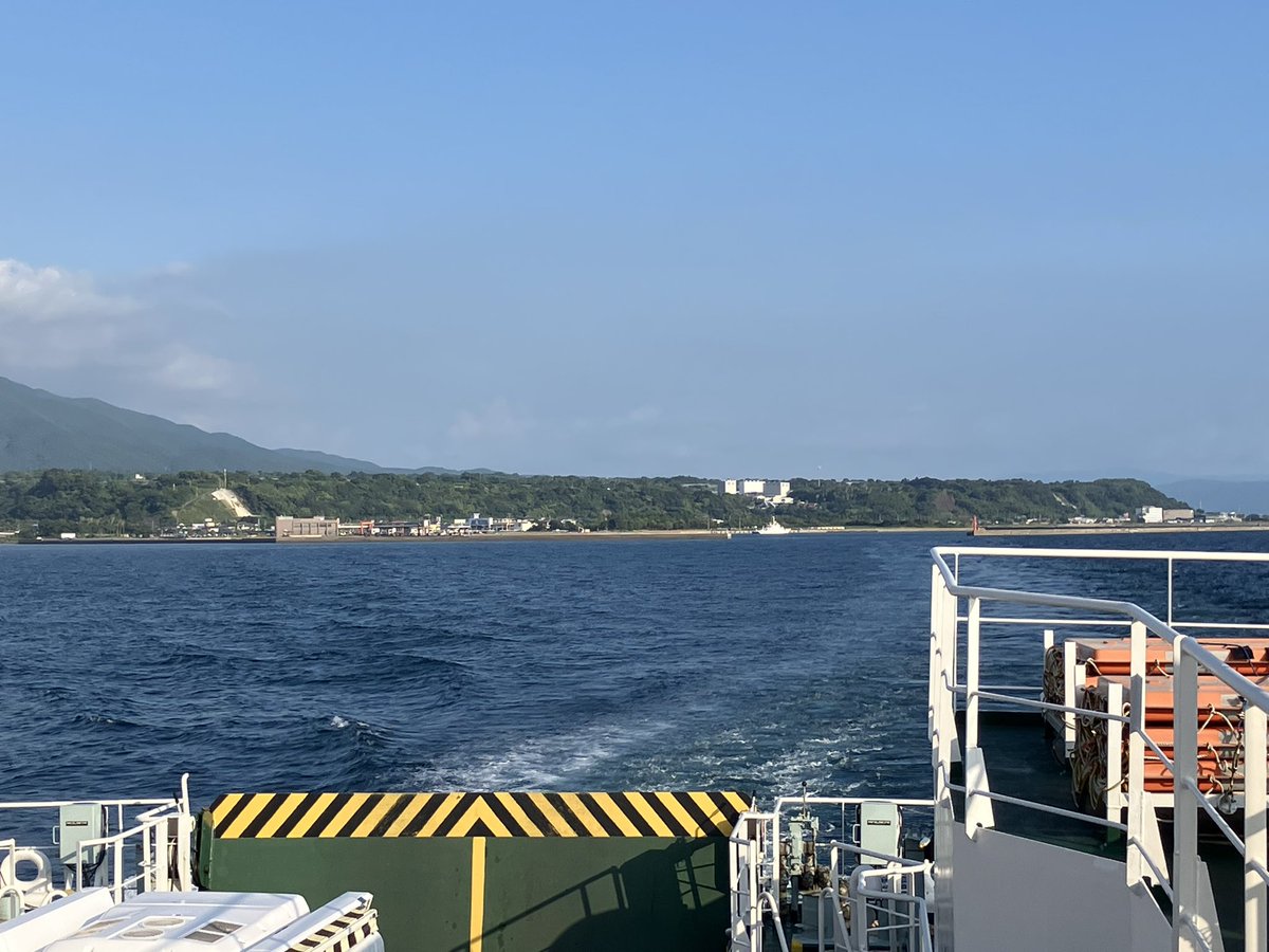 klarinkiku's tweet photo. そして帰りのフェリーから見るシラス台地。

この平らな感じは切り拓いたのではなく、降り積もったからなのねぇ。
写っていない後方の山は造山活動なのかなと思われる形で、深成岩が盛り上がったから渓谷に花崗岩がゴロゴロしているのかなぁ。

一気に地形と仲良くなった気分。 https://t.co/3BxgF4IMJr