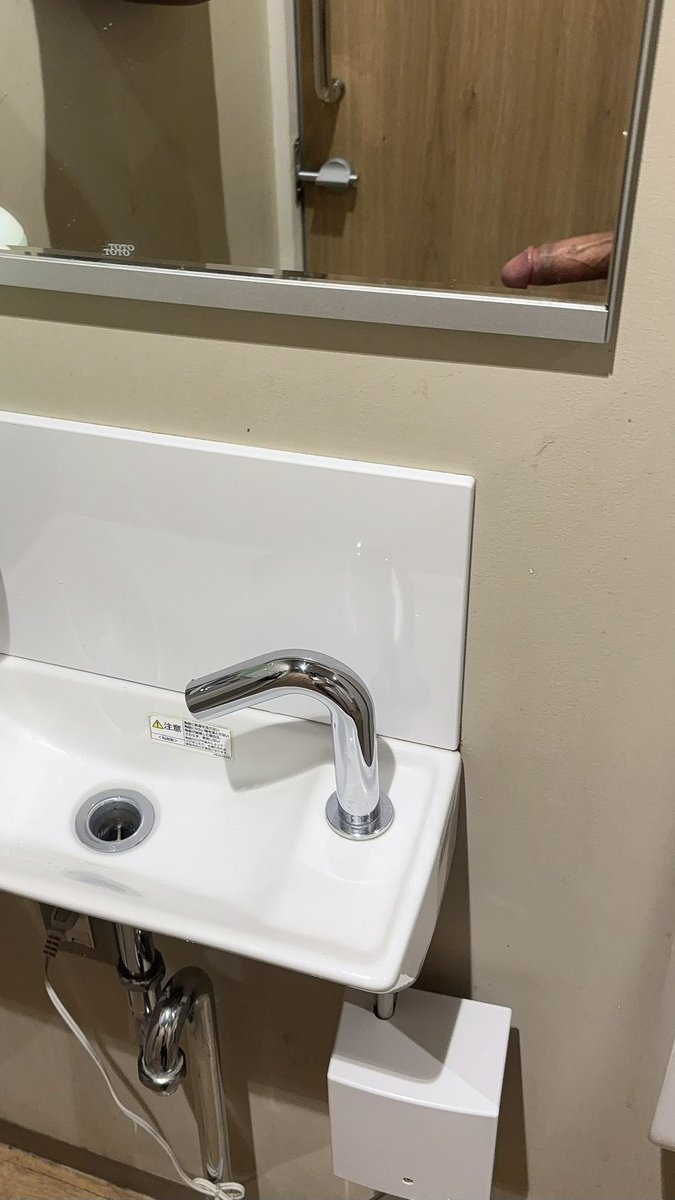 ochipopo_a's tweet photo. 広いトイレ入ると興奮する https://t.co/KArQnTHLKL