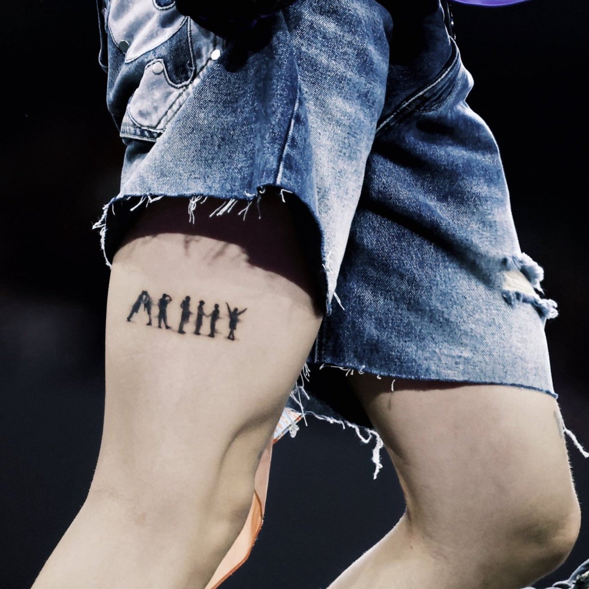 lvantebear's tweet photo. lo emocionante que es ver que hoseok tiene a los bitis permanentemente en él mientras forman la palabra army. que diseño más precioso 🫶 https://t.co/XVh487kdLG