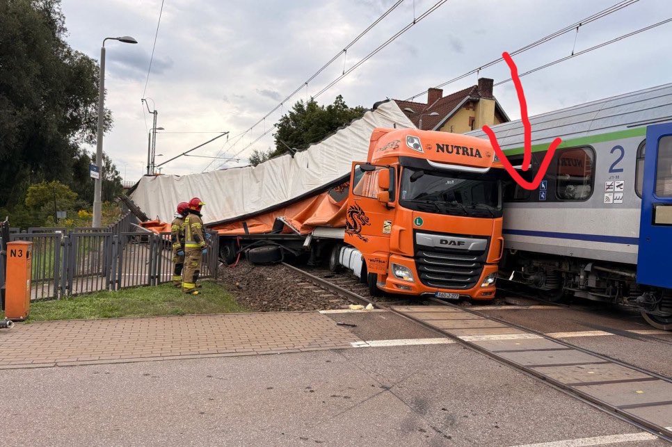 Badlyyga's tweet photo. Siedziałem doslo tam gdzie strzałka, więc niestety będzie spóźnienie do pracy ☠️

Wszystko jest git, nikomu na szczęście nic się nie stało, ale trzeba się wydostać z Tczewa aktualnie 😩 https://t.co/UbF5t2Oqdj