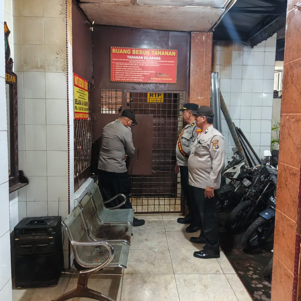 humaspolsekArea's tweet photo. Medan-Piket Fungsi Polsek Medan Area PolrestabesMedan Cek kondisitahanan dipimpin PawasKanit Samapta Ipda M.
T.Tampubolon,SH(3-9-26)
#PolsekmedanArea
#Cekkondisitahanan
#Integritasdanhumanisdalammelayanimasyarakat
#PolriUntukMasyarakat/Callcenter110
#collabs
Akpol2013 MedanAman https://t.co/NSB79w9q6P