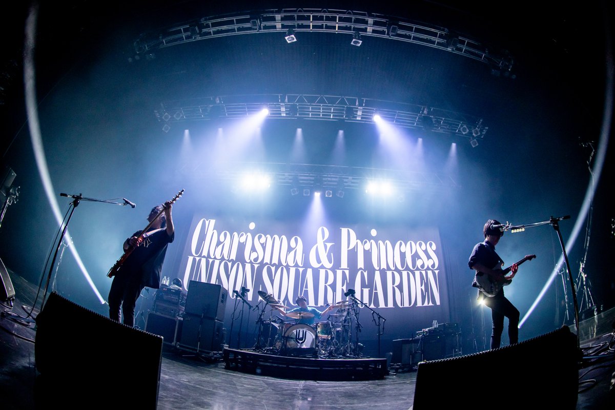 USGinfo's tweet photo. 『#UNISONSQUAREGARDEN TOUR 2025 ｢Charisma &amp; Princess｣ at KT Zepp Yokohama』11/25(水)発売！

下記2作との3作連動特典応募施策も決定。
10/28発売『Revival Tour "Catcher In The Spy"』
12月発売『LIVE 2026 「Sentimental Period｣』
https://t.co/DmkcPuyqYd

▼予約
https://t.co/WuMJ7qkzVK https://t.co/6owCfg8rIc