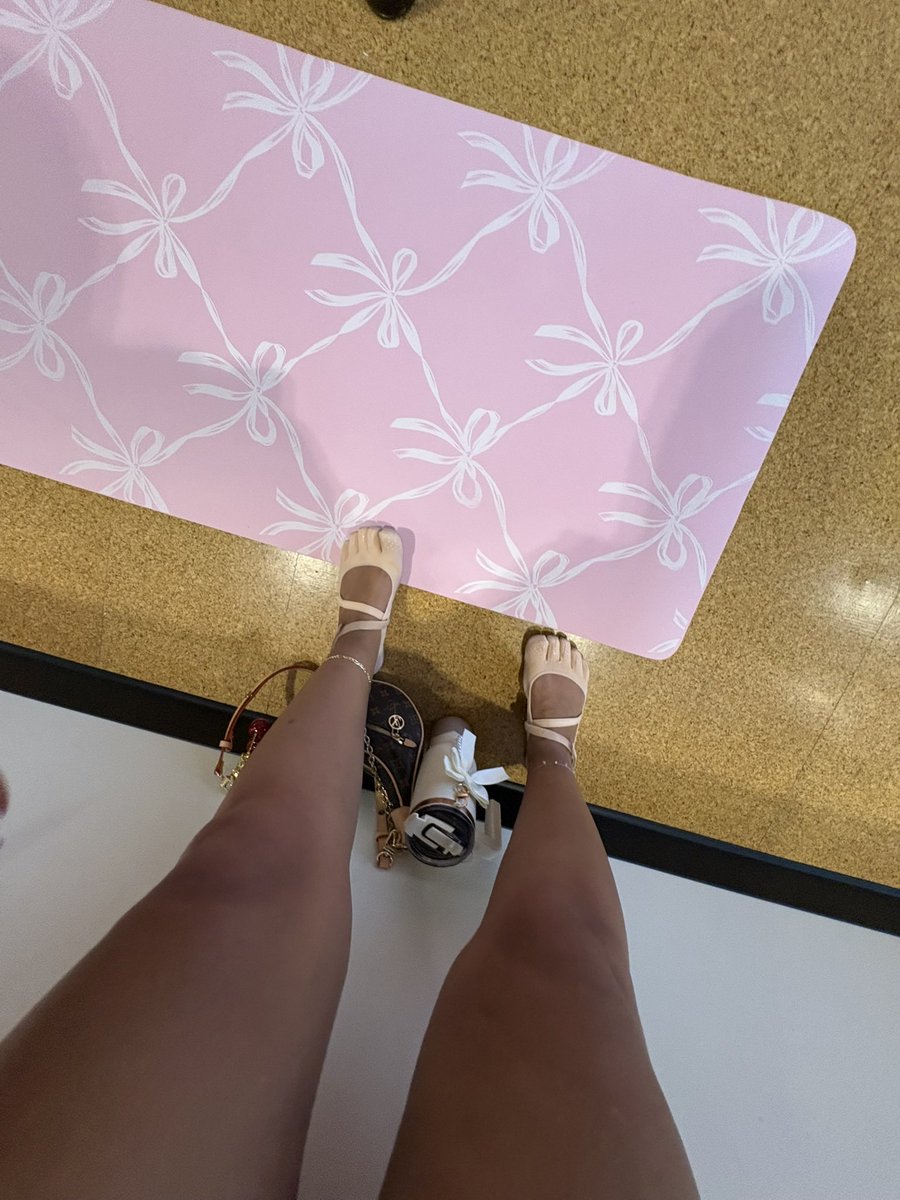 xoxosassi7's tweet photo. I’m realizing that I’m just not a hang w a group type of girly, Im a enjoy my own company kinda girl. I really love my little bubble, and honestly I’m so happy I’m starting yoga because its the perfect vibe for me ✨🧘🏽‍♀️🤍 https://t.co/LxpiHB2D2m