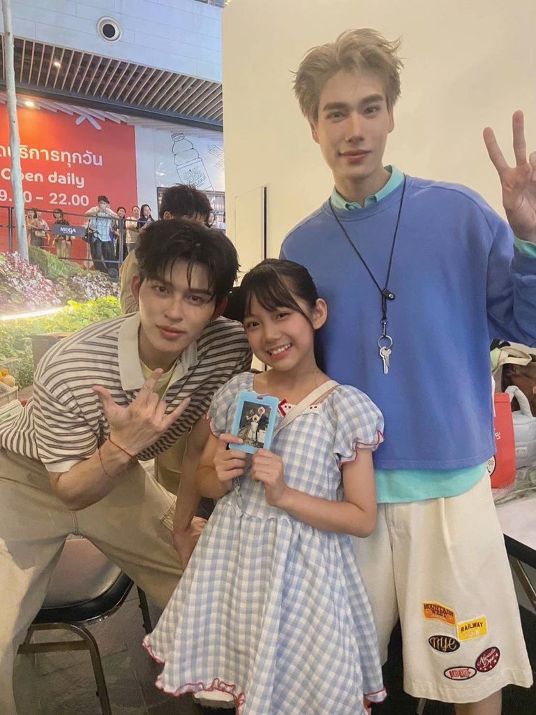 _softaura's tweet photo. TikTok mini style

adding pondphuwin and phi permmm

// nong marn with theepeach ❤️

 PPP FAMILY AQUAFLASK #AquaFlaskxPondPhuwin https://t.co/aIfBQo4mzW