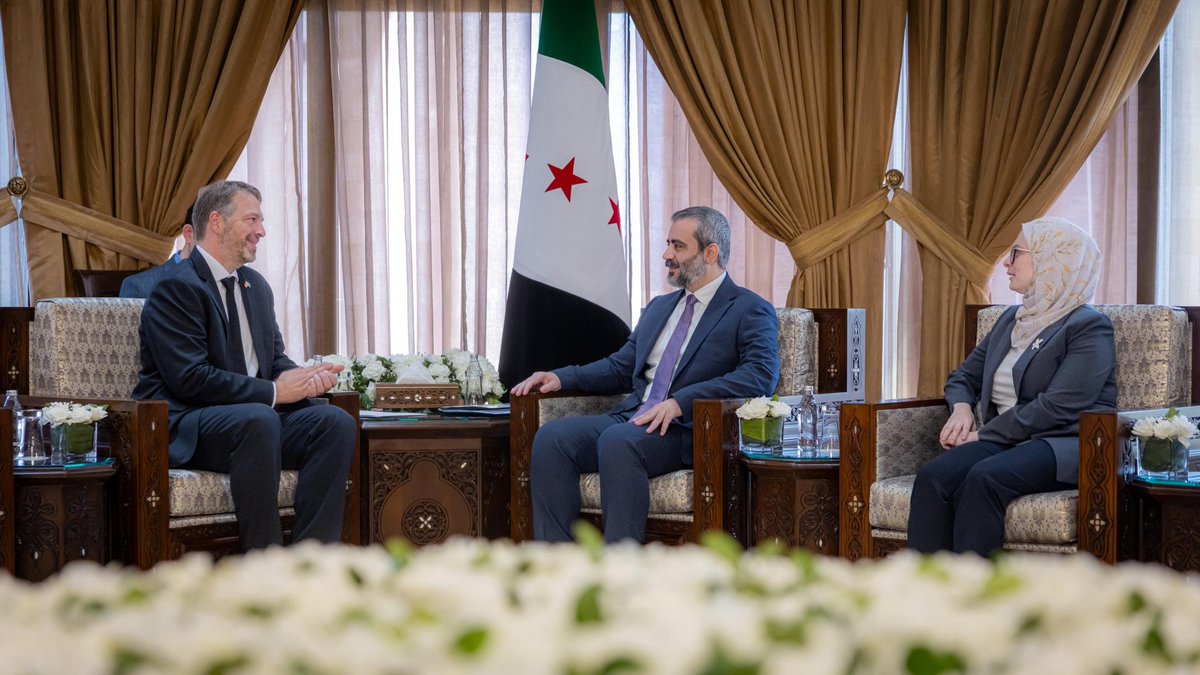 syrianmofaex's tweet photo. استقبل وزير الخارجية والمغتربين السيد أسعد حسن الشيباني سفير مملكة الدنمارك لدى الجمهورية العربية السورية السيد فراي جاكسون، حيث تسلّم السيد الوزير نسخة عن أوراق اعتماده سفيرًا لمملكة الدنمارك لدى دمشق. https://t.co/XhXUUjhCI1