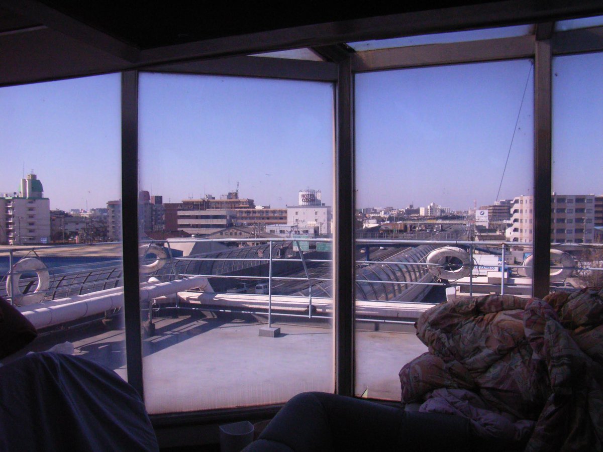 onitsuchi's tweet photo. 高速道路を走っていると、たまに船の形をしたラブホテルに出会うことがありますよね。
それを眺めながら「逆に船からはどんな景色が見えるんだろう？」と思ったこと、ありませんか……………

というわけで、確認を行いました。
こんな感じ(3枚目)でございました。空が広くてとても綺麗でした。 https://t.co/nJk18Veha4