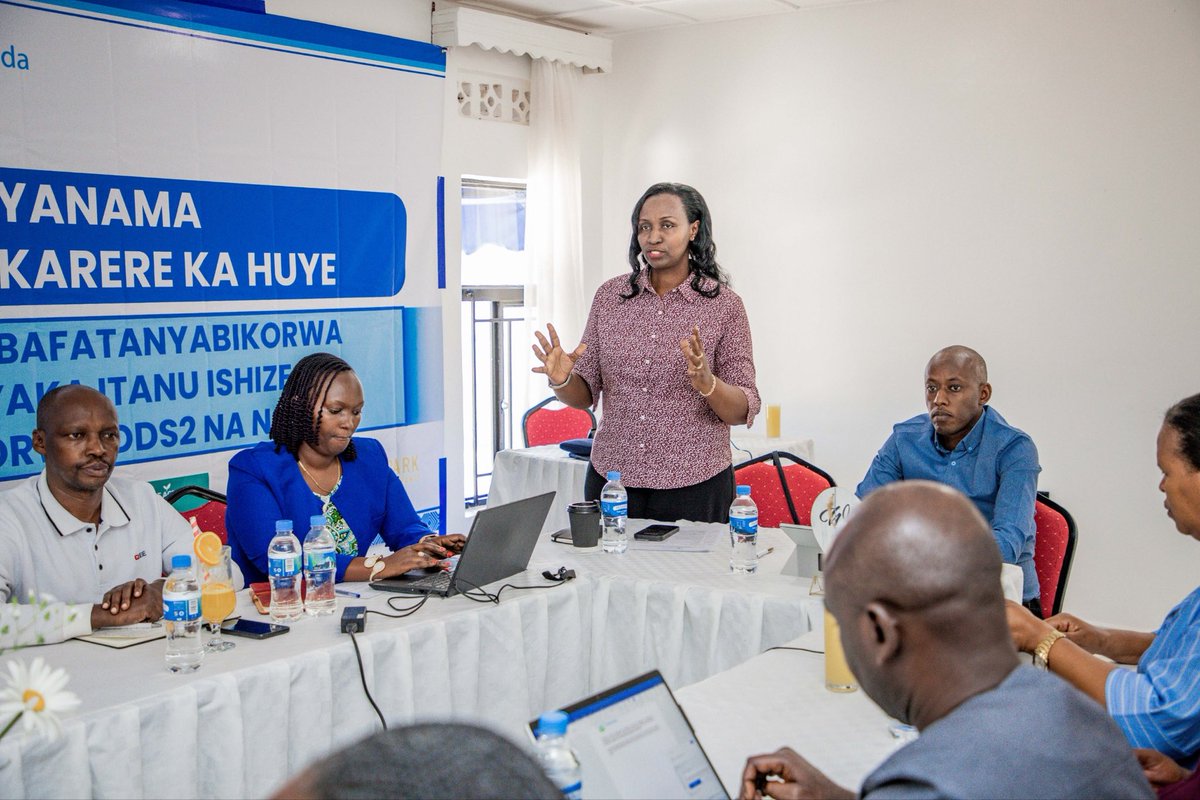 HuyeDistrict's tweet photo. Hateranye umwiherero w’iminsi 2 uhuje Abajyanama n’abafatanyabikorwa b’Akarere. 
Ni umwiherero wo gusuzumira hamwe uruhare rw’Inama Njyanama n’abafatanyabikorwa mu bikorwa byakozwe mu myaka 5 ishize n’ingamba zo gushyira mu bikorwa gahunda y’iterambere ry’Akarere (DDS 2) na NST2. https://t.co/6JdVmu8Ptv