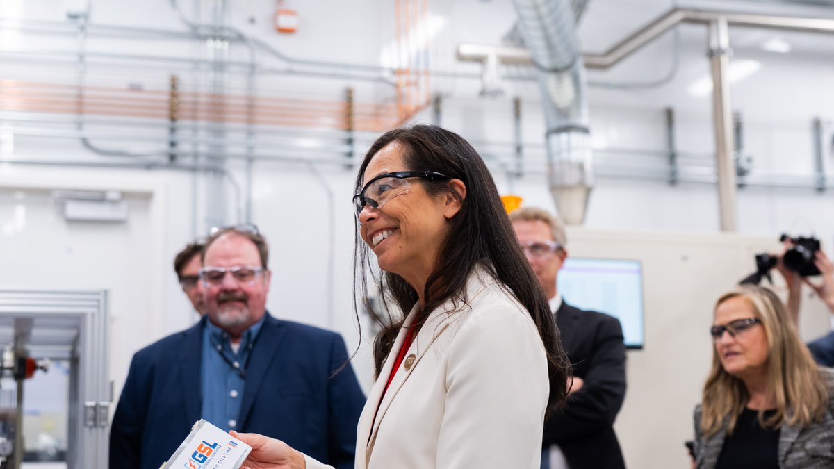 PNNLab's tweet photo. We were privileged to host Katie Jereza, @DOEelectricity assistant secretary, for a visit highlighting PNNL’s research supporting a reliable, affordable, and secure electric grid.⚡ https://t.co/tX6I7hIgUW