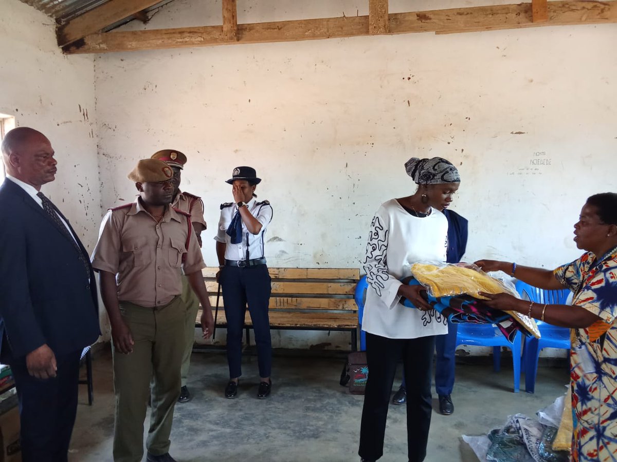 IOMMalawi's tweet photo. Under the #BMMProgramme funded by @EUinMalawi, IOM &amp; @Immigration_Mw provided essential relief items to 99 detained Ethiopian migrants, including 30 minors. The support underscores a shared commitment to protecting vulnerable migrants &amp; upholding dignity in migration management. https://t.co/aOqmyvb0BE