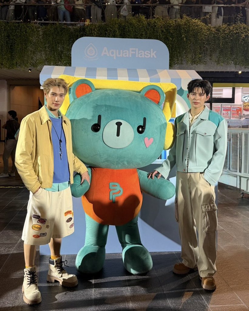 butterchuxn's tweet photo. พิเพิ่มกับพ่อพ่อยืนเหมือนกันเป๊ะเลย https://t.co/1cIgR3w6dn