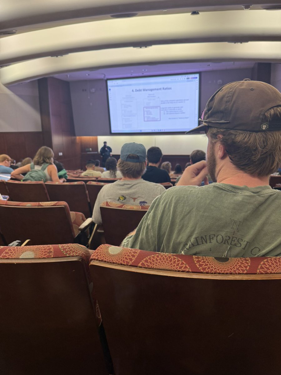 BagManThad's tweet photo. Finance professor is a asian that failed in the market #shrink #geed https://t.co/PIIoIjKaOa