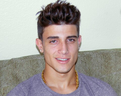 lioncurt58803's tweet photo. Christian Bingo alias"Thomas"es un joven que se hizo viral al hacer varios videos Gay en el sitio web"Beefcake Hunter"plataforma que se supone convence a jóvenes Heteros a hacer actividades Gay tal vez a cambio de dinero,fue así qué nació"Thomas" el guapo chico que robó corazónes https://t.co/efQzePXE6E