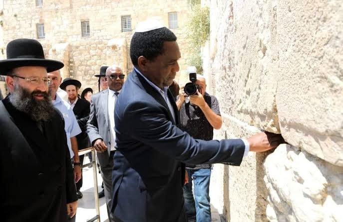 Nswembu184189's tweet photo. @SizweLo The long list of African politicians kissing and praying at? or to? the western wall seems to grow longer every day. 🤔

Now I know this is unrelated - but does God live in a wall? can listen to you better at the wall? https://t.co/r6b2v3BZBn