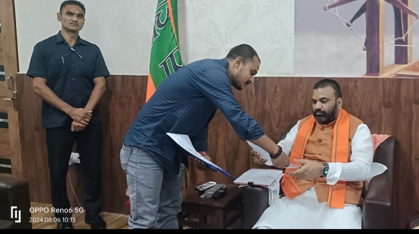 ArunCompa's tweet photo. माननीय मुख्यमंत्री @samrat4bjp जी जिस वित्तरहित (Unfunded) शिक्षकों और शिक्षकेतर कर्मियों के लिए वेतनमान की लड़ाई MLC @NawalkishorMLC और अन्य MLC @jeevanKumarBjp लड़ रहे थे उनको आप शिक्षक दिवस के अवसर पर वेतनमान देने जा रहे हैं लेकिन जिस शारीरिक शिक्षा एवं स्वास्थ्य अनुदेशको के वेतनमान की लड़ाई आप खुद लड़ रहे थे क्या इन शारीरिक शिक्षा एवं स्वास्थ्य अनुदेशक वेतन सिर्फ 16000 वाले को भी शिक्षक दिवस के अवसर पर वेतनमान देने की घोषणा नहीं करेंगे 
ना जाने आपने कितनी बार खुद आश्वासन दिये है
🙏🙏🙏