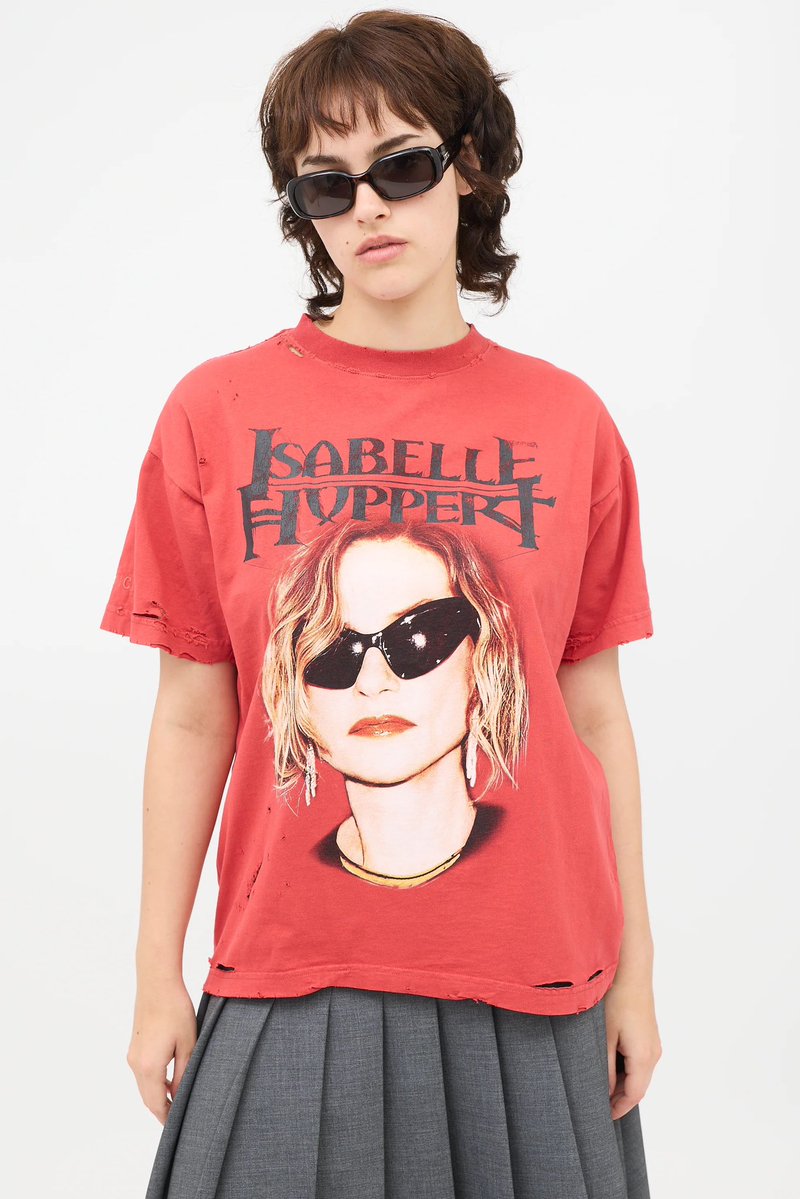 No1_fashion1's tweet photo. とっておきの「著名人・有名人Tシャツ」おすすめ3選。

① BALENCIAGA｜Isabelle Huppert T-shirt

今回紹介するのは、BALENCIAGAの2025年秋冬「Brand Ambassador Fanclub Series」から登場した1枚。
フランスを代表する女優、イザベル・ユペールを大胆にプリントしたデザインが特徴です。
#balenciaga https://t.co/j0K7tj7tIz
