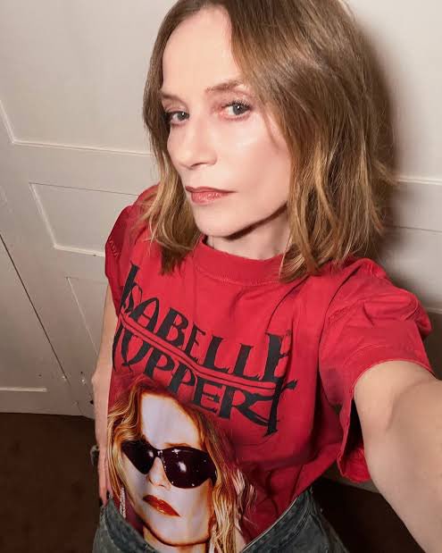 No1_fashion1's tweet photo. とっておきの「著名人・有名人Tシャツ」おすすめ3選。

① BALENCIAGA｜Isabelle Huppert T-shirt

今回紹介するのは、BALENCIAGAの2025年秋冬「Brand Ambassador Fanclub Series」から登場した1枚。
フランスを代表する女優、イザベル・ユペールを大胆にプリントしたデザインが特徴です。
#balenciaga https://t.co/j0K7tj7tIz