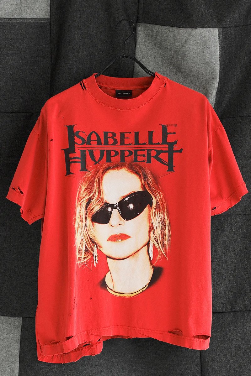 No1_fashion1's tweet photo. とっておきの「著名人・有名人Tシャツ」おすすめ3選。

① BALENCIAGA｜Isabelle Huppert T-shirt

今回紹介するのは、BALENCIAGAの2025年秋冬「Brand Ambassador Fanclub Series」から登場した1枚。
フランスを代表する女優、イザベル・ユペールを大胆にプリントしたデザインが特徴です。
#balenciaga https://t.co/j0K7tj7tIz