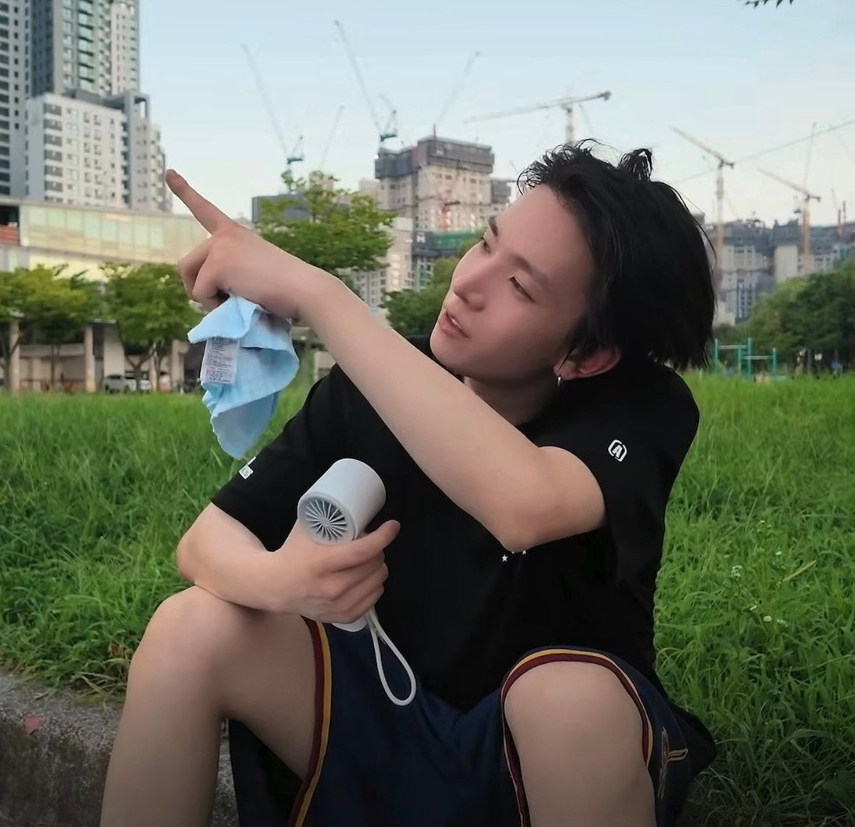 Yaokiiki's tweet photo. 계속 들고 다니면서 땀 닦던 손수건이 시나모롤이었네에ㅋㅋㅋㅋ https://t.co/zeXVSvTx9e