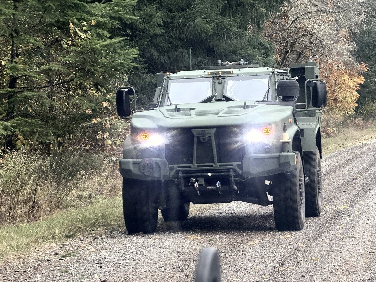 megigogi3's tweet photo. I have mixed feelings about it but… it’s a fun truck to drive,
Until you have to turn it around at a single lane dead end and you can’t see shit and your truck only can make 3 degrees turn at a time. https://t.co/5RvsZz9BHg
