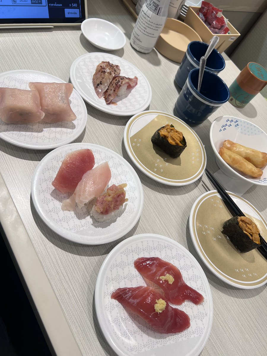 mediumgirls's tweet photo. พึ่งไปกินมาวันนี้สาขา mbk จึ้งมาก เงียบสงบ หอยลายนึ่งสาเกอร่อยมากกกกก อร่อยงง มีโชยุ low sodium ด้วยเริ่ด! อูนิคำละ 80 มั้ง อร่อยเลย อื่น ๆ ก็อร่อยนำ ทำได้ดีเลย เลือกข้าวครึ่งคำได้ด้วย ทูน่า 3 คำ 60 บาท แต่เส้าตรงไม่มีมากุโระหับหัวไชเท้าเดี่ยว ๆ อะ 😭 ของทอดเค้าก็ทำดีนะ ควรลองอะ https://t.co/Im19zq4wTF