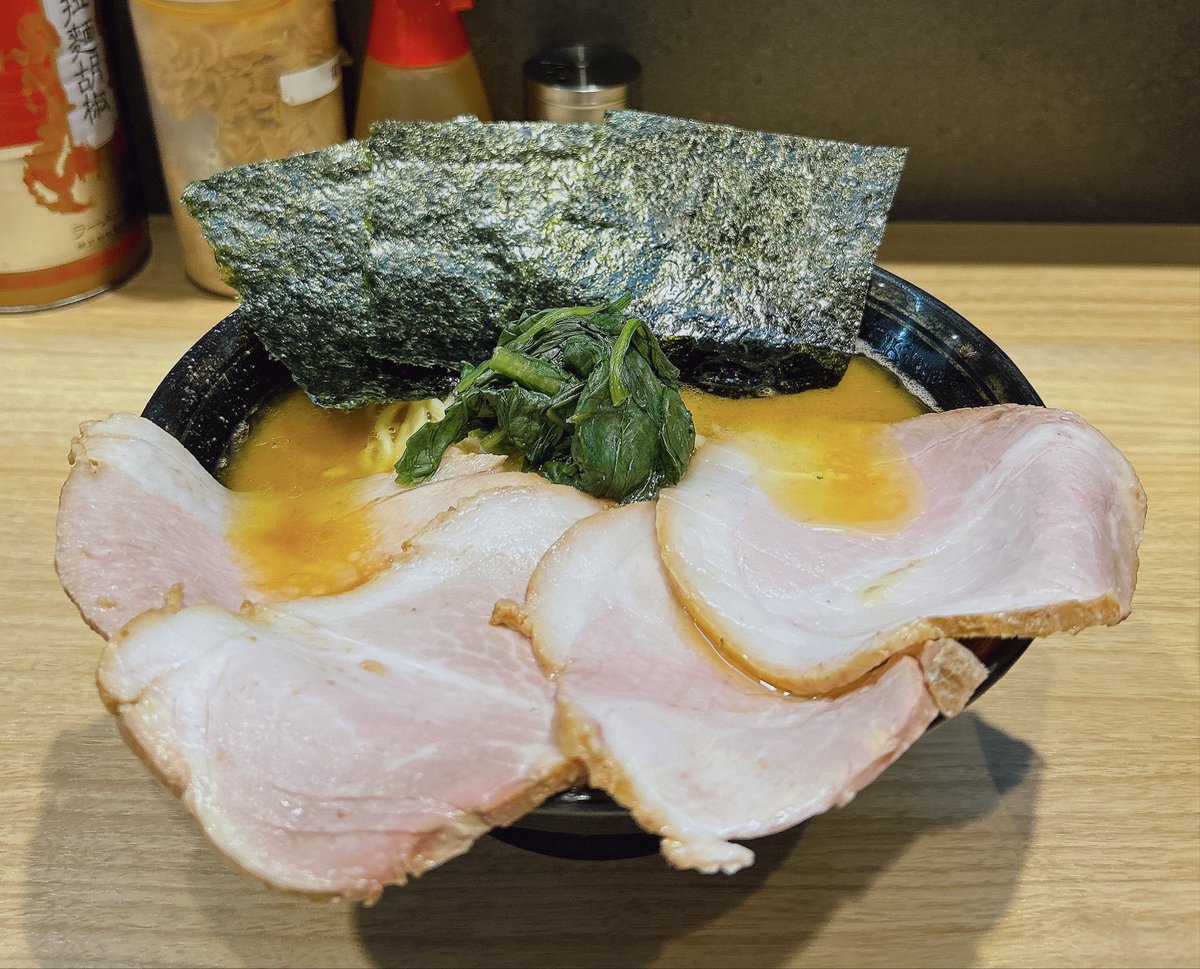 yumeroad_7's tweet photo. 末廣家
⁡
中盛チャーシューメン 
釜焼きチャーシュー飯（メガ盛り） https://t.co/gJLU6ULVwb
