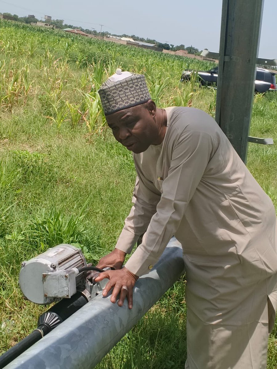 tudunwada__mi's tweet photo. HJRBDA Managing Director, Dr. Engr. Rabi’u Sulaiman Bichi, inspected the Brachiaria, maize and sorghum cultivation and irrigation project at Center Favour, in collaboration with L&Z Company.

The project aims to improve livestock feed supply, promote modern livestock production, reduce farmer-herder conflicts, and strengthen peaceful coexistence.