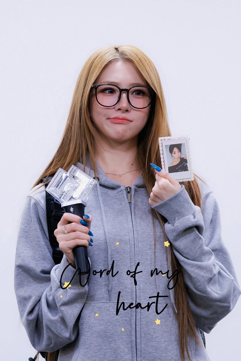 s14lvr's tweet photo. xinyu holding sohyun's pola HDHUWJDIWJSIJDJFNS https://t.co/BFKX40Gisb
