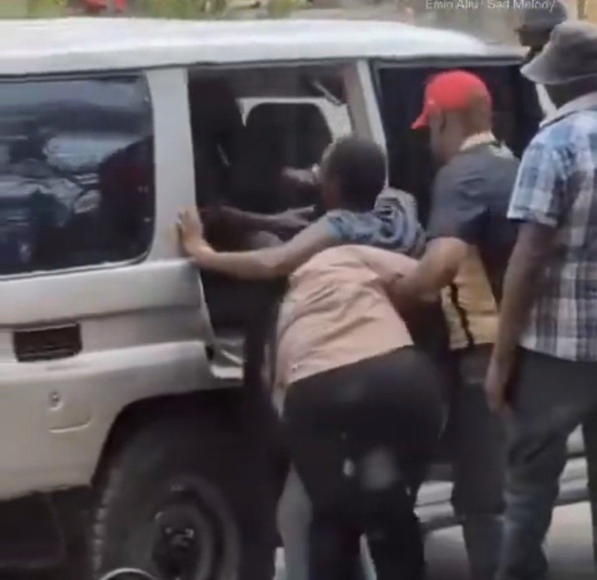 MariaSTsehai's tweet photo. #EnforcedDisappearances #Tanzania
This is what Samia Suluhu is doing with Tanzanians since 2021 - brazenly abducting even women off the streets! 
Probably aother fake plate number used on a Toyota Hard Top vehicle to abduct a woman in broad daylight in Dar es Salaam
Cc @WGEID @WorldBankAfrica @IMFAfrica @SFRCdems @SenateForeign @FCDOGovUK @commonwealthsec 

Gari la watekaji leo Dar es Salaam lifuatiliwe wapendwa! Na hao mafeminist waliokuwa wanamsifia Samia Suluhu waje huku sasa kumtetea mwanamke anatekwa mchana kweupe namna hii! 
@tanpol huu ni utekaji si ukamataji na mtawajibika kwa haya! #SamiaMustGo