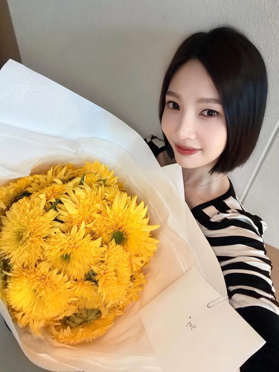 joyisthetics's tweet photo. joy received a bouquet of sunflowers and birthday letter from tod’s korea’s pr 🥹 it’s been years after the ambassadorship ended but she still sends joy gifts on her birthdays, comebacks…. oh joy you’re so loved https://t.co/3LEtZQL2Th