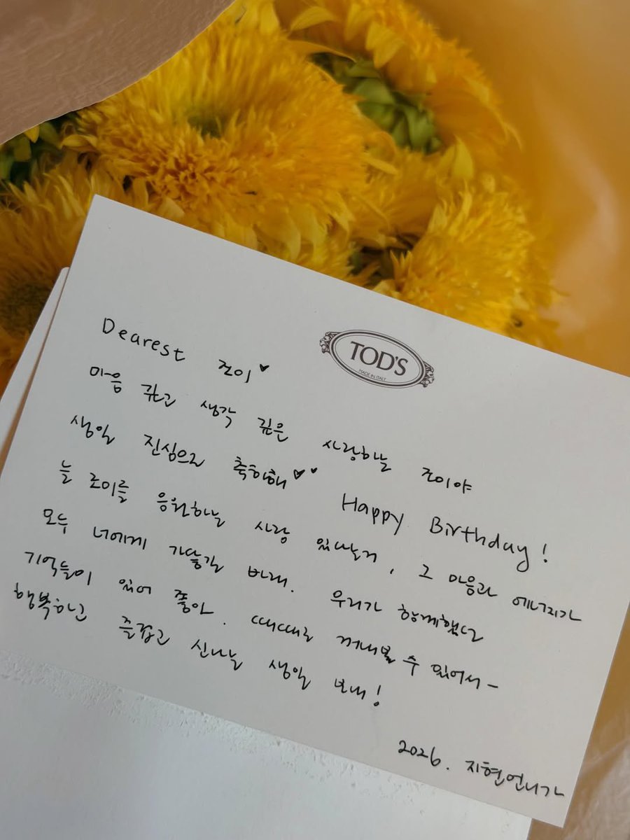 joyisthetics's tweet photo. joy received a bouquet of sunflowers and birthday letter from tod’s korea’s pr 🥹 it’s been years after the ambassadorship ended but she still sends joy gifts on her birthdays, comebacks…. oh joy you’re so loved https://t.co/3LEtZQL2Th