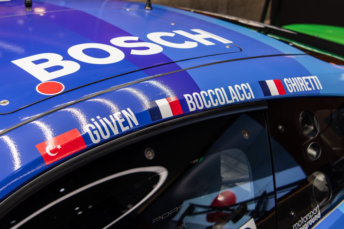 haurauki_vab's tweet photo. #7 Absolute Racing
A.Güven/A.Ghiretti/D.Boccolacci

エントランス側にももう1台、ボッシュのロゴが大きく貼られたカラフルな7号車が置かれています。
いやぁ、やっぱり911ってカッコ良いねぇ

#Suzuka1000km https://t.co/oCHCQrNn7M