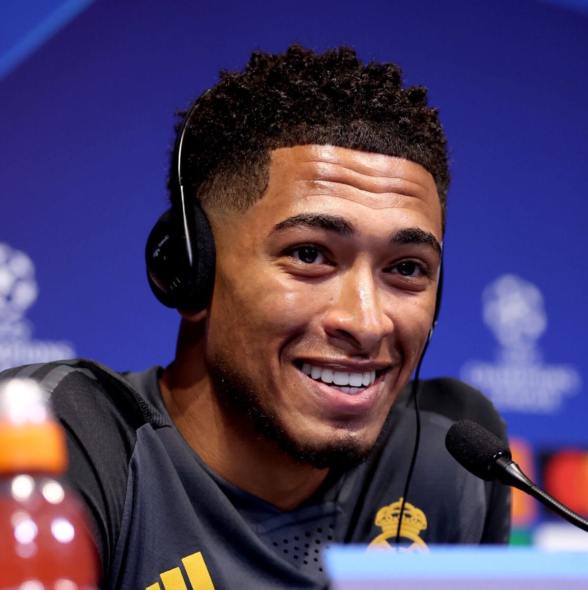 UTD_Seth001's tweet photo. 🚨Jude Bellingham on what has improved his relationship with Kylian Mbappé:

🎙️ Reporter: “Jude, what do you think has changed or improved your relationship with Kylian Mbappé?”

🗣️ Jude Bellingham: “Honestly, everything changed after the World Cup. Last season wasn’t great for me at Real Madrid. I had an injury, came back unfit, and couldn’t help the team as much as I wanted to.

After the game against France at the World Cup, I went to Kylian and told him, ‘I’m sorry.’”

🎙️ Reporter: “Why did you apologize, and what were you sorry for?”

🗣️ Jude Bellingham: “I told him I was sorry because I felt I had let him down at Real Madrid last season. I also told him that, after the World Cup campaign, I was more motivated than ever to help him win trophies at Real Madrid.

I told him I wanted nothing more than to win trophies with him and Vinícius Júnior.

I apologized because I felt I had let the team down with my inconsistency. But this season, with José arriving, you could see what he wanted from us and how he wanted us to play together.

I’ve never wanted to leave this club, and I wouldn’t choose another team over Real Madrid or another teammate over Kylian.

He’s the perfect player for Real Madrid, and I genuinely believe we can achieve something special together.

We have the talent. Now it’s about putting in the work and fighting for the same dream as a group.”