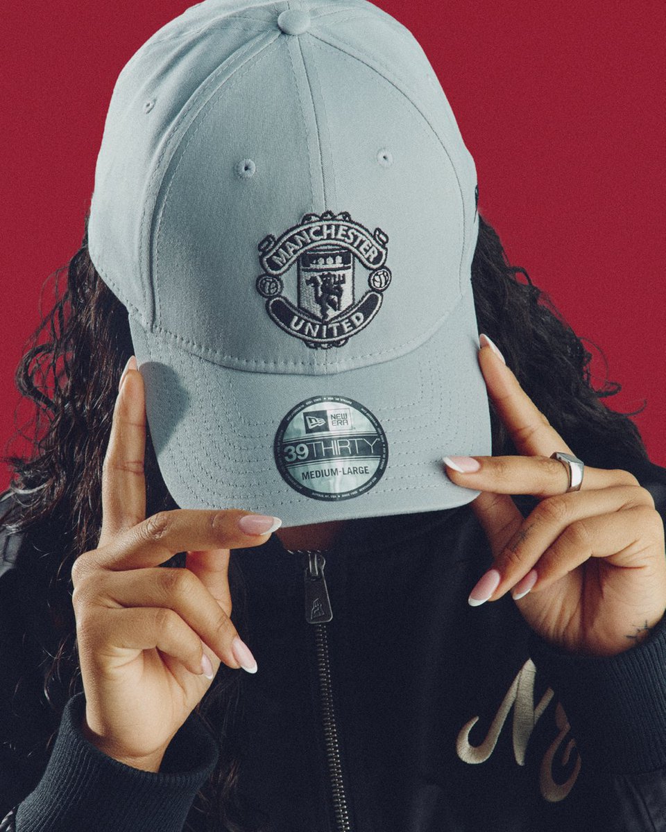 ManUtd's tweet photo. The finishing touch 🤏

United x @NewEraCap 🧢