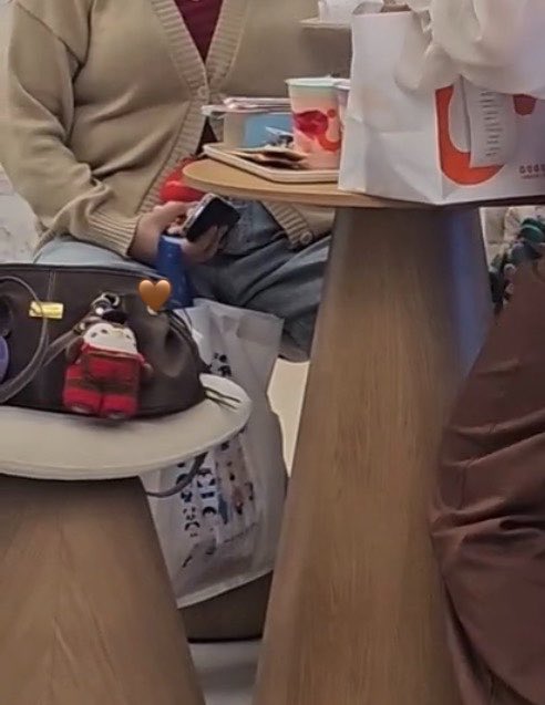 apriley__jg's tweet photo. his fan is sitting right behind him but they are so respectful and doesn’t bother that baby bear eating his cake 🥹🥹 https://t.co/2LF9hZ3F5y