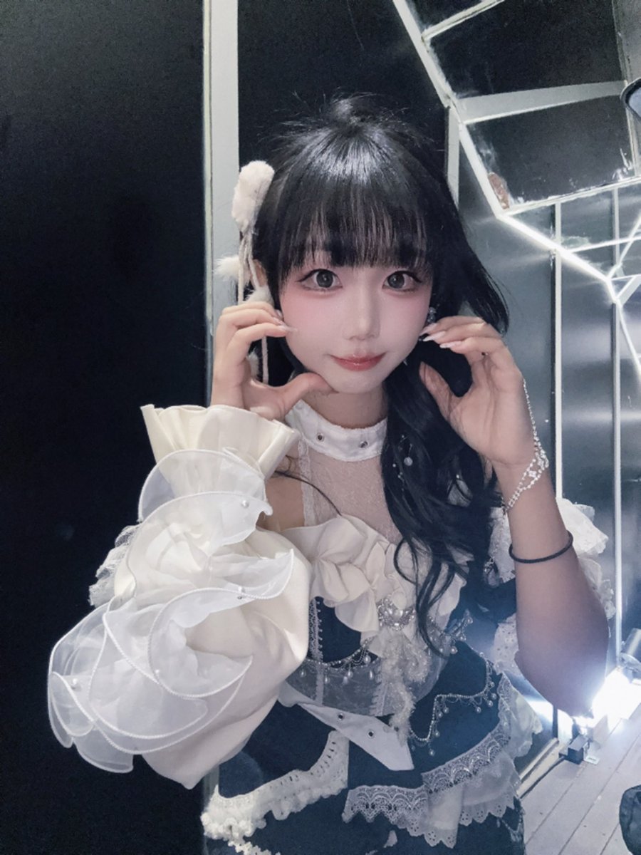 DIA_MEMORIA's tweet photo. *⋆꒰ঌ 제 1회 흑백가합전 ໒꒱⋆*

불러주신 사이키델릭 여러분 너무 감사드립니다 :)
언제나 단순한 타이반에 출연하다가 신기한 이벤트에 출연해서 색다른 기분이었네요!

비록 흑팀ㅠㅠ 져버렸지만..!
재미있옷따
다시 기억 속으로는 악기라던가 믹스 마스터링을 지난 리리이베때의 경험을 바탕으로 피드백해서 수정한 음원을 선보였습니다!! 훨씬 두둥두둥 울리는 밴드사운드가 엄청 잘 느껴져서 좋지 않았나요 히히
앞으로도 더 발전하는 메모리아 되겠습니다아

요즘 하루종일 생탄 연습에 생탄일만 해서..
잼얘 목해준 거 가타서 아숩고 미안하넹..
6일에 내한 라이브에서 만나쟛

살빠졋는데 다들 예뻐졋다해조서 기분좋음 반+살쪄서 예뻣다는 거 다 구라엿나 하고 절망 반..ㅋ
9월도 힘내잣
다랑해