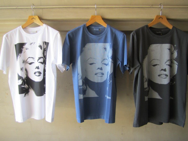 No1_fashion1's tweet photo. ② DRIES VAN NOTEN｜16SS Marilyn Monroe T-shirt

2016年春夏コレクションのマリリン・モンローTシャツ。

誰もが知るアイコンを、ドリスらしいアート性のあるグラフィックで表現。

ただの人物プリントでは��く、コレクション背景まで楽しめる1枚。 https://t.co/lhuFXP7qM1