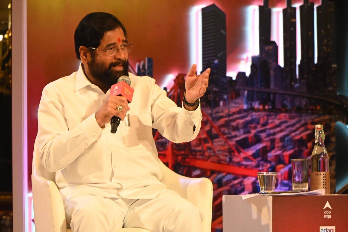 mieknathshinde's tweet photo. राज्यात पूर्ण केलेले समृद्धी महामार्ग, अटल सेतू, कनेक्टिंग लिंक, मेट्रो मार्गांमुळे झालेला विकास याचा आढावा घेतला. सोबतच मुंबईत रस्त्यांचे काँक्रीटीकरण केल्याने यंदा खड्ड्यांची तक्रार कमी असल्याचे याप्रसंगी नमूद केले. यासोबतच मुंबई शहरात सुरू असलेल्या कोस्टल रोड, ठाण्यापर्यंत फ्रीवे ठाणे कोस्टल रोड, ठाणे-बोरीवली बोगदा मार्ग, मुलुंड-गोरेगाव बोगदा मार्ग या मार्गामुळे मुंबईकरांचा प्रवास आहे. मुंबईच्या एका टोकाहून दुसऱ्या टोकाला ५९ मिनिटात करता यायला हवा हे आमचे उद्दिष्ट्य असल्याचे यावेळी स्पष्ट केले. तसेच राज्यातील एका कोपऱ्यातून दुसरीकडे ७ ते ८ तासात जाता यावे यासाठी इंटिग्रेटेड ॲक्सेस कंट्रोल रस्त्यांचे जाळे तयार करण्याचा आमचा प्रयत्न असून त्यासाठी समृद्धी महामार्ग गडचिरोली, भंडारा, गोंदिया पर्यंत नेणे, कोकणात कोस्टल हायवे तयार करणे, शक्तिपीठ महामार्गातील अडथळे दूर करणे याला प्राधान्य देण्यात येणार असल्याचे याप्रसंगी अधोरेखित केले. 

क्लस्टरचा फायदा हा सर्वसामान्य माणसाला होत असून त्यामुळे अनेक सोयी सुविधा त्याला त्याच ठिकाणी देता येणे शक्य होत असल्याने शासनाने क्लस्टरला प्राधान्य दिले असल्याचे सांगितले. ठाणे येथे ठाणे मनपा आणि सिडको, तर मुंबईत रमाबाई आंबेडकर नगर येथे एसआरए आणि एमएमआरडीएच्या माध्यमातून शासकीय संस्थांच्या सहाय्याने क्लस्टर उभारले जात असल्याचे यावेळी बोलताना स्पष्ट केले.