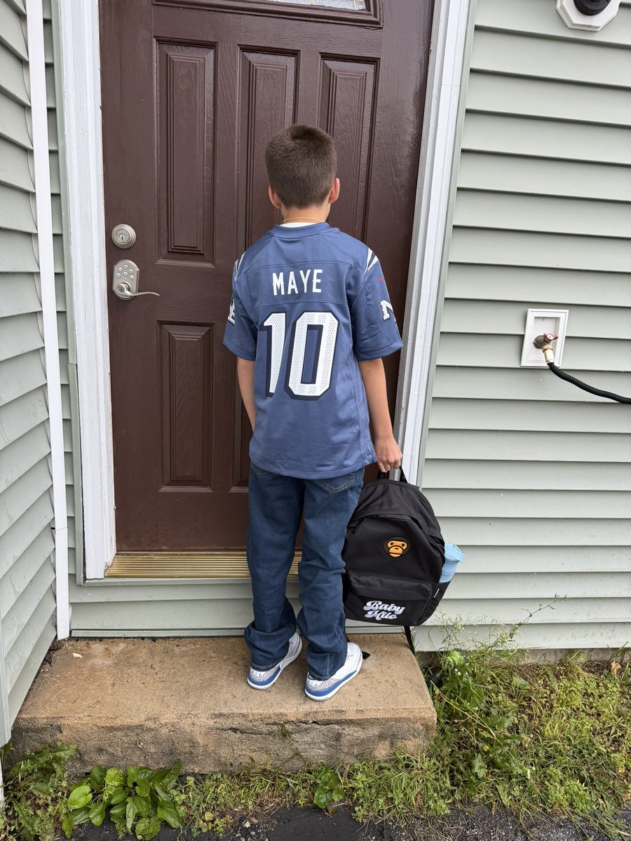 TonyB423's tweet photo. First day of 7th Grade! https://t.co/COpgnnhfFD